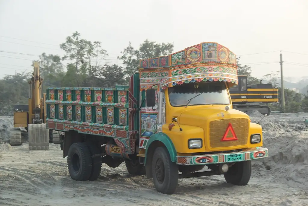 রঙিন নকশা আঁকা একটি হলুদ ট্রাক